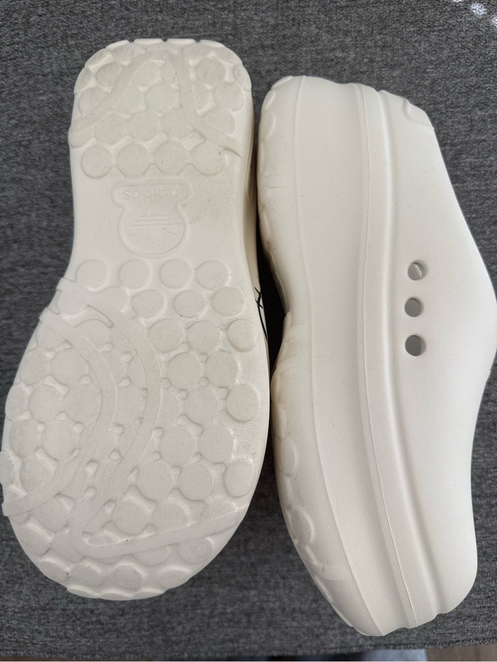 Adidas x Hello Kitty Clogs - Picture 10 of 10
